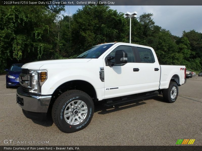 Front 3/4 View of 2019 F250 Super Duty XLT Crew Cab 4x4