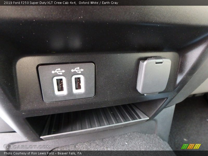 Oxford White / Earth Gray 2019 Ford F250 Super Duty XLT Crew Cab 4x4