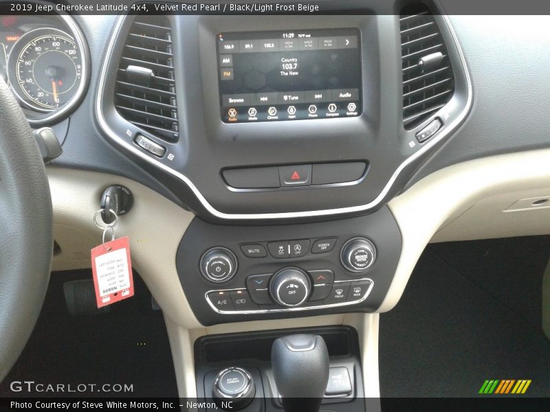Velvet Red Pearl / Black/Light Frost Beige 2019 Jeep Cherokee Latitude 4x4