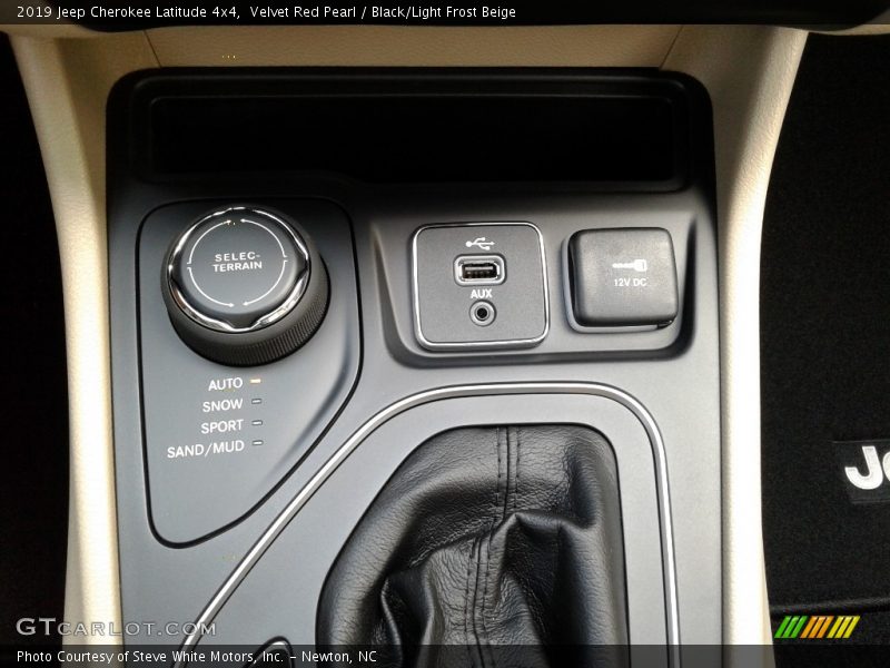 Velvet Red Pearl / Black/Light Frost Beige 2019 Jeep Cherokee Latitude 4x4