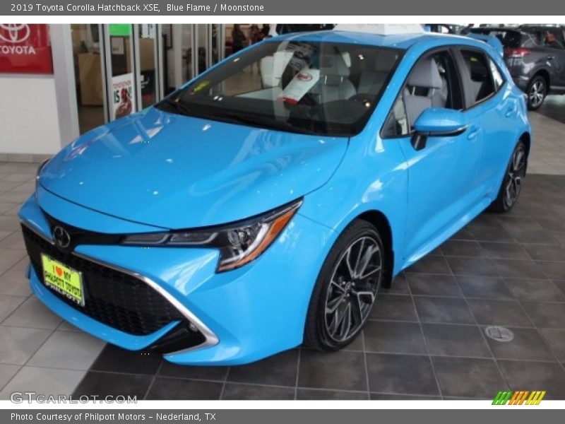 Front 3/4 View of 2019 Corolla Hatchback XSE
