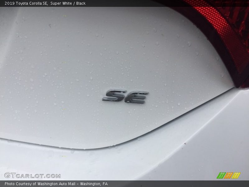 Super White / Black 2019 Toyota Corolla SE