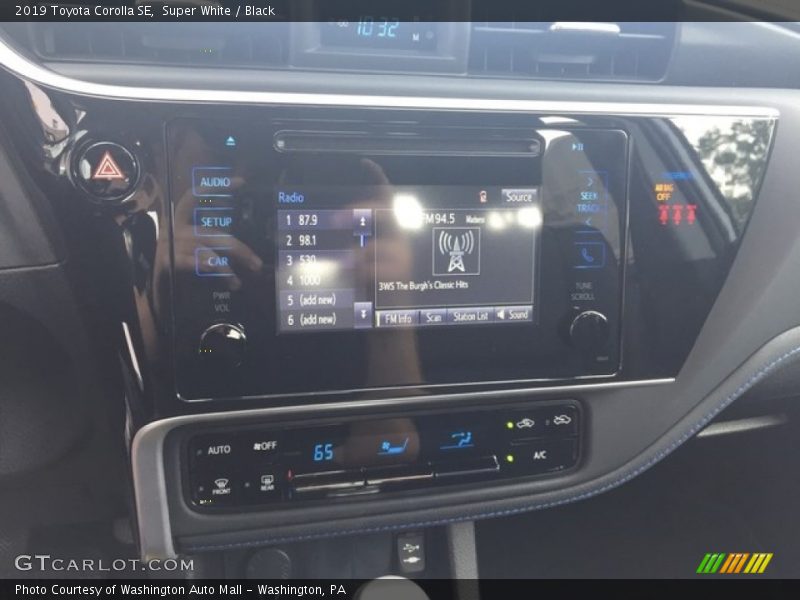 Super White / Black 2019 Toyota Corolla SE