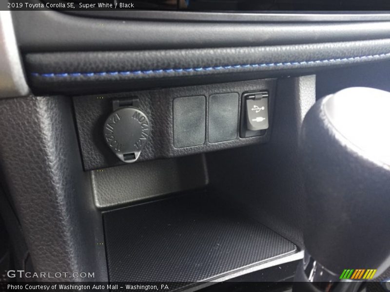 Super White / Black 2019 Toyota Corolla SE