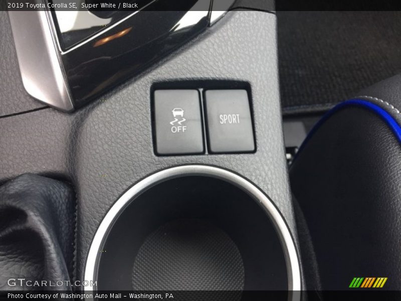 Super White / Black 2019 Toyota Corolla SE