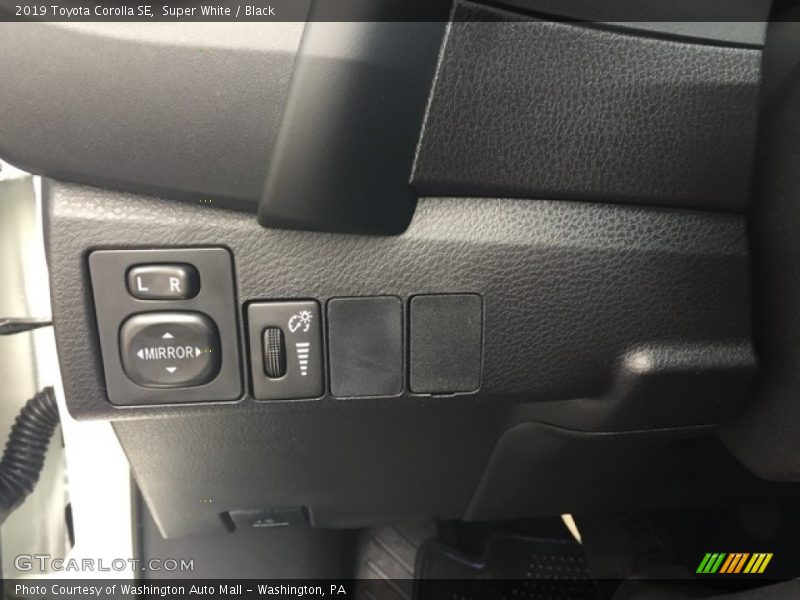 Super White / Black 2019 Toyota Corolla SE