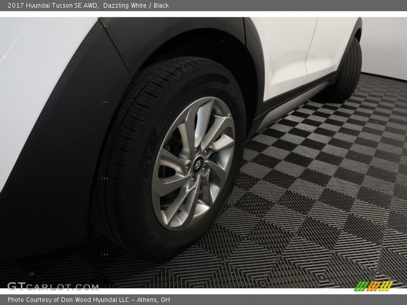 Dazzling White / Black 2017 Hyundai Tucson SE AWD