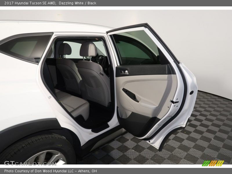 Dazzling White / Black 2017 Hyundai Tucson SE AWD