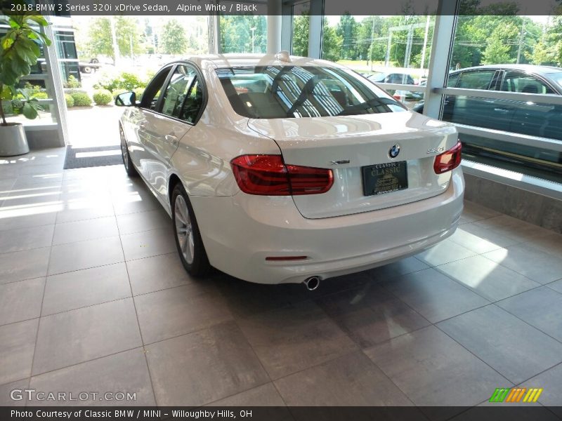 Alpine White / Black 2018 BMW 3 Series 320i xDrive Sedan