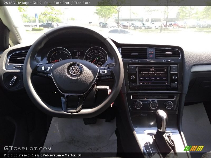 Deep Black Pearl / Titan Black 2018 Volkswagen Golf S