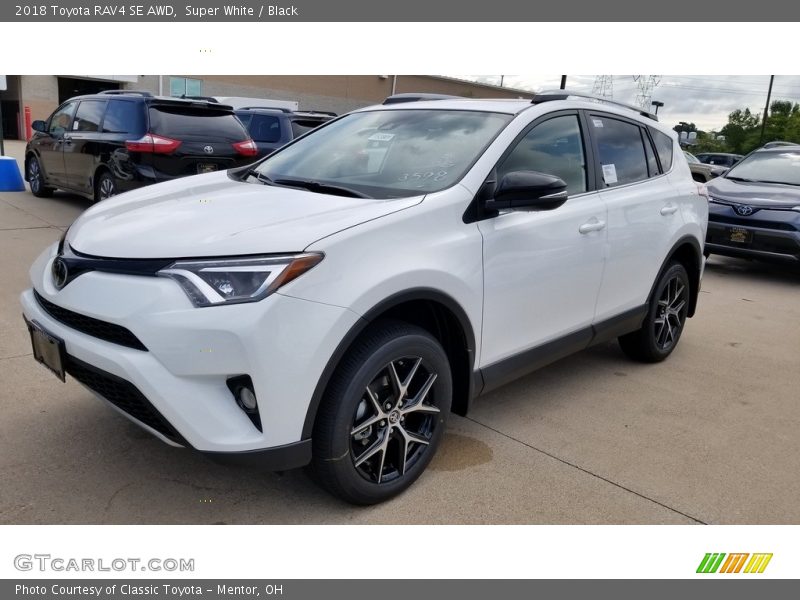 Super White / Black 2018 Toyota RAV4 SE AWD