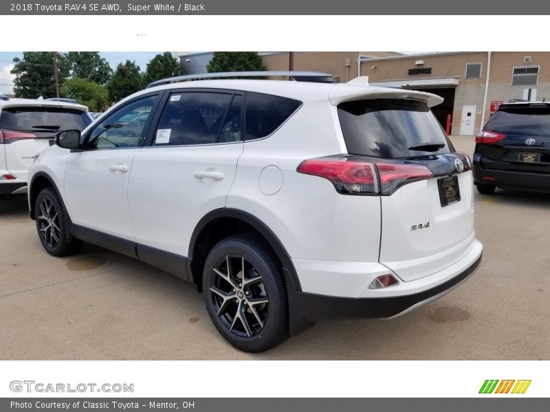 Super White / Black 2018 Toyota RAV4 SE AWD