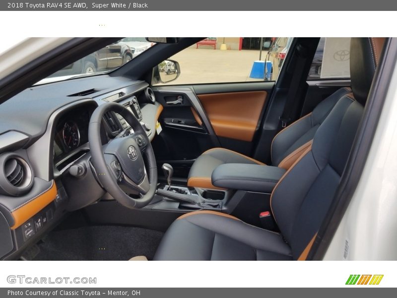 Super White / Black 2018 Toyota RAV4 SE AWD