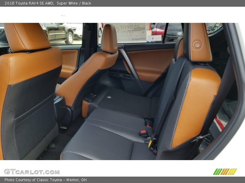 Super White / Black 2018 Toyota RAV4 SE AWD