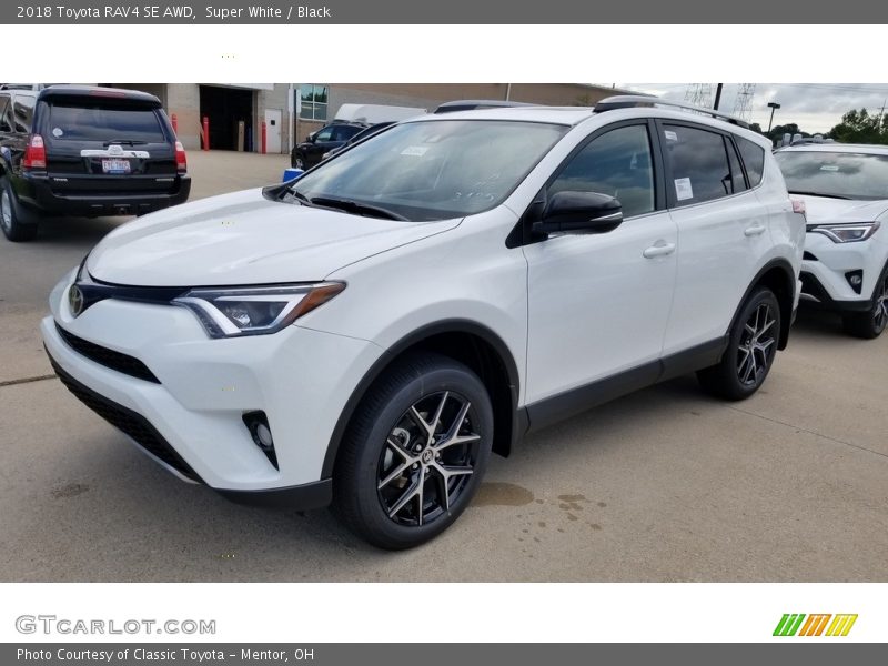 Super White / Black 2018 Toyota RAV4 SE AWD