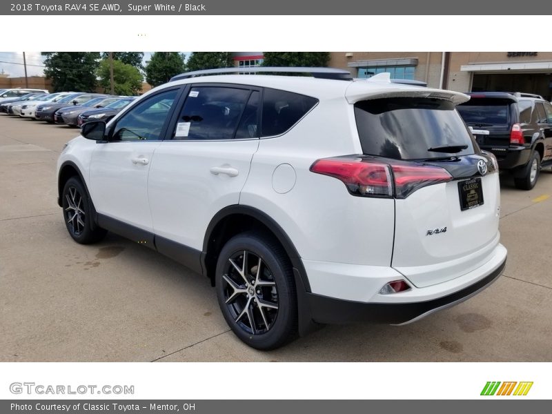 Super White / Black 2018 Toyota RAV4 SE AWD