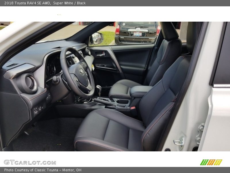 Super White / Black 2018 Toyota RAV4 SE AWD