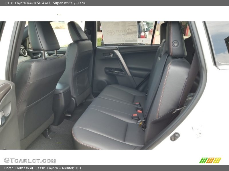 Super White / Black 2018 Toyota RAV4 SE AWD