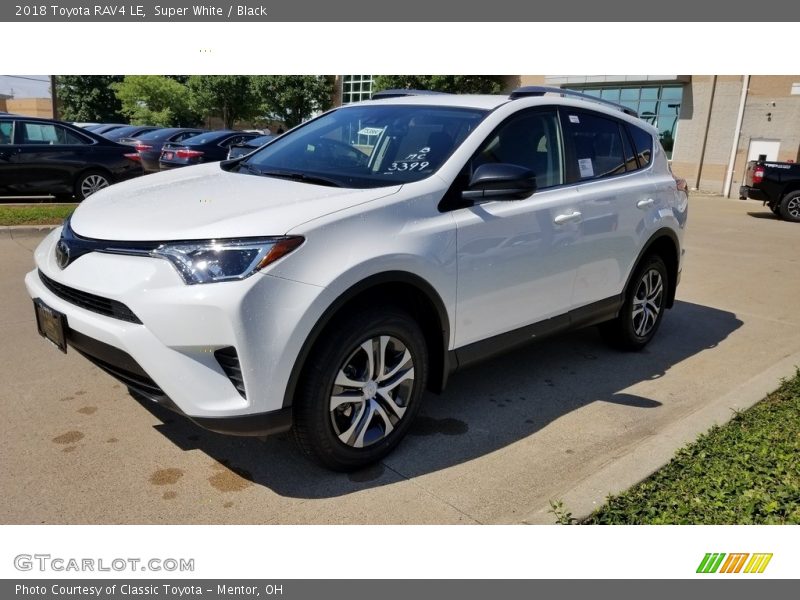 Super White / Black 2018 Toyota RAV4 LE