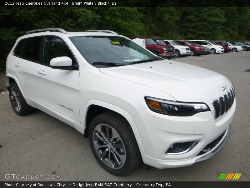 Front 3/4 View of 2019 Cherokee Overland 4x4