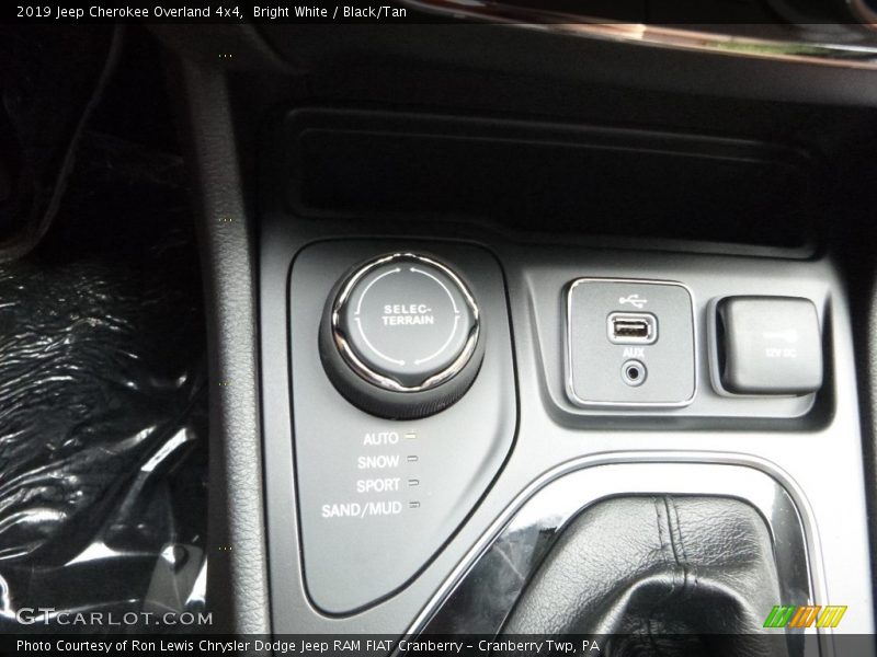 Bright White / Black/Tan 2019 Jeep Cherokee Overland 4x4