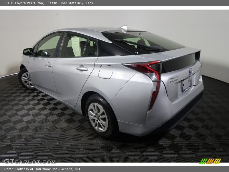 Classic Silver Metallic / Black 2016 Toyota Prius Two