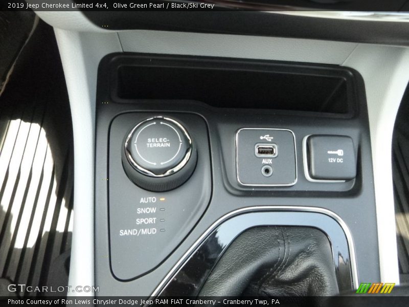 Olive Green Pearl / Black/Ski Grey 2019 Jeep Cherokee Limited 4x4