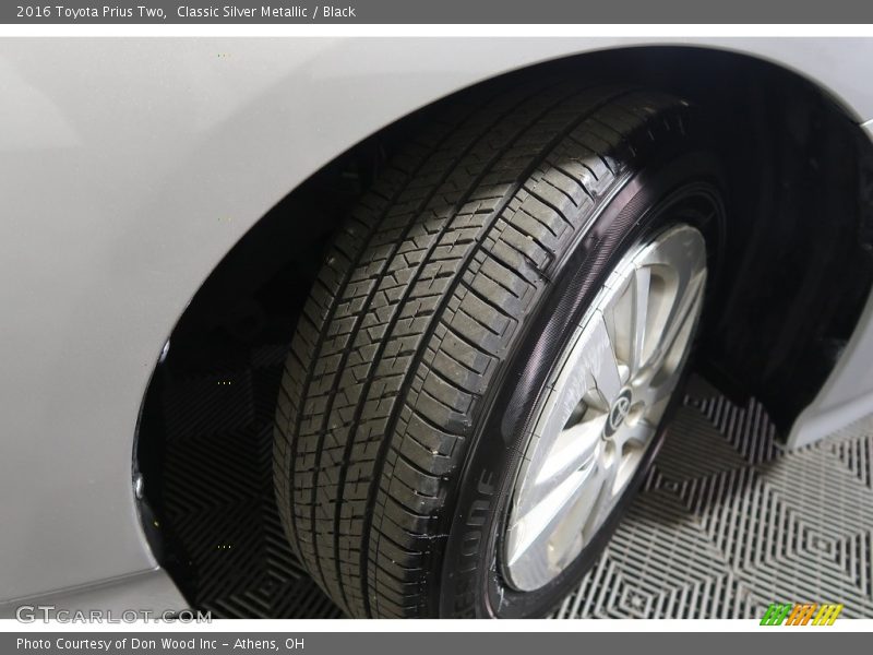 Classic Silver Metallic / Black 2016 Toyota Prius Two