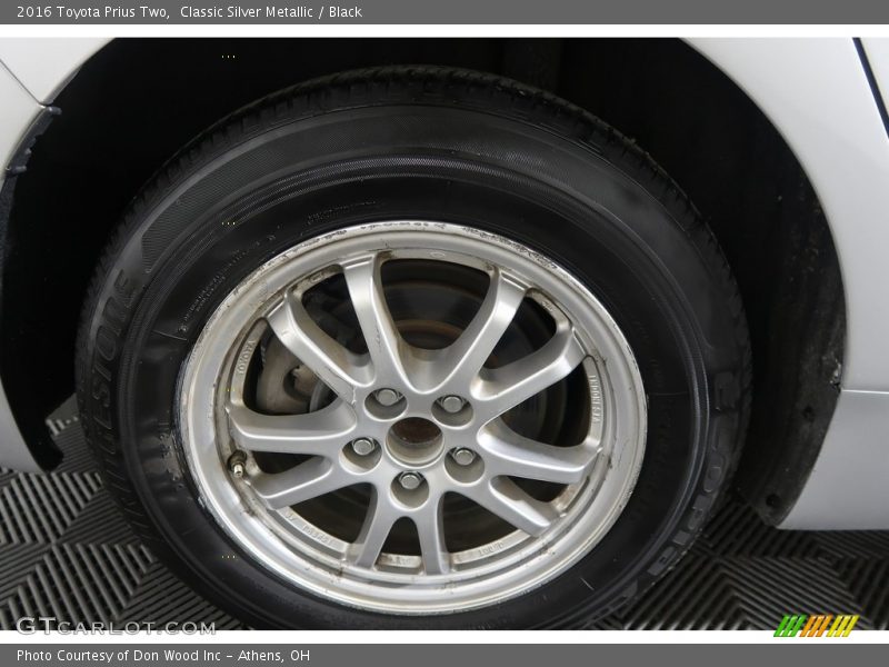 Classic Silver Metallic / Black 2016 Toyota Prius Two