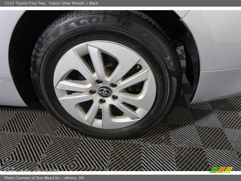 Classic Silver Metallic / Black 2016 Toyota Prius Two