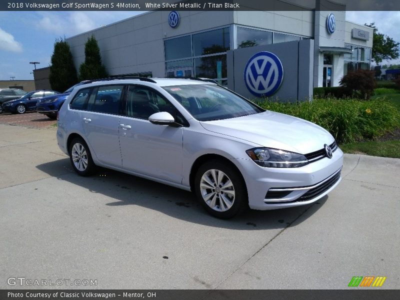 Front 3/4 View of 2018 Golf SportWagen S 4Motion