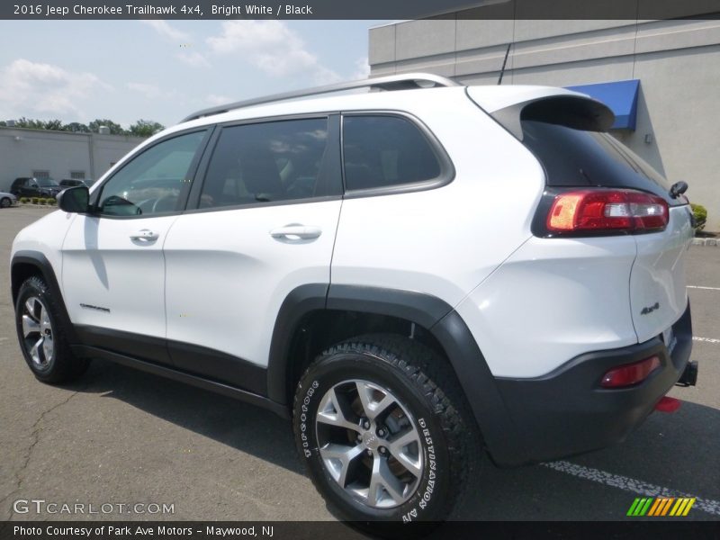 Bright White / Black 2016 Jeep Cherokee Trailhawk 4x4