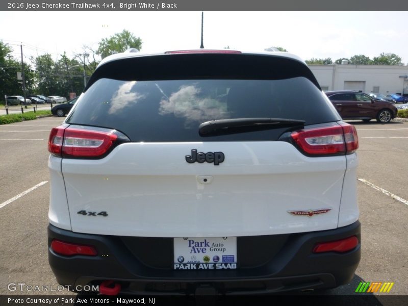 Bright White / Black 2016 Jeep Cherokee Trailhawk 4x4