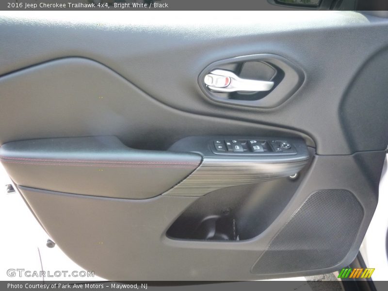 Bright White / Black 2016 Jeep Cherokee Trailhawk 4x4