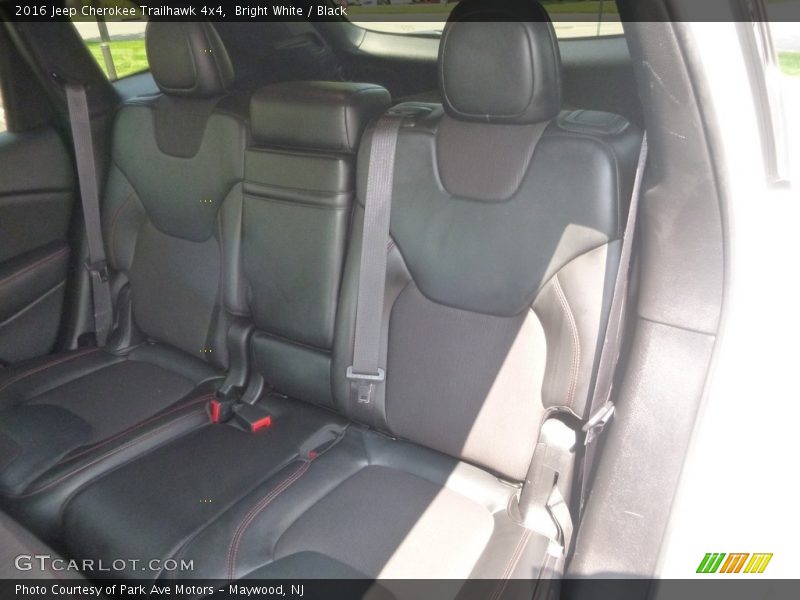 Bright White / Black 2016 Jeep Cherokee Trailhawk 4x4