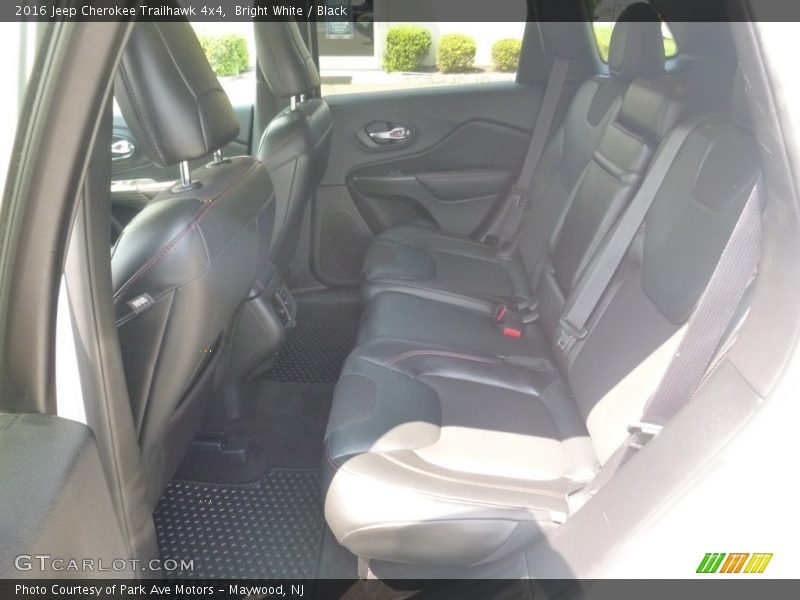 Bright White / Black 2016 Jeep Cherokee Trailhawk 4x4