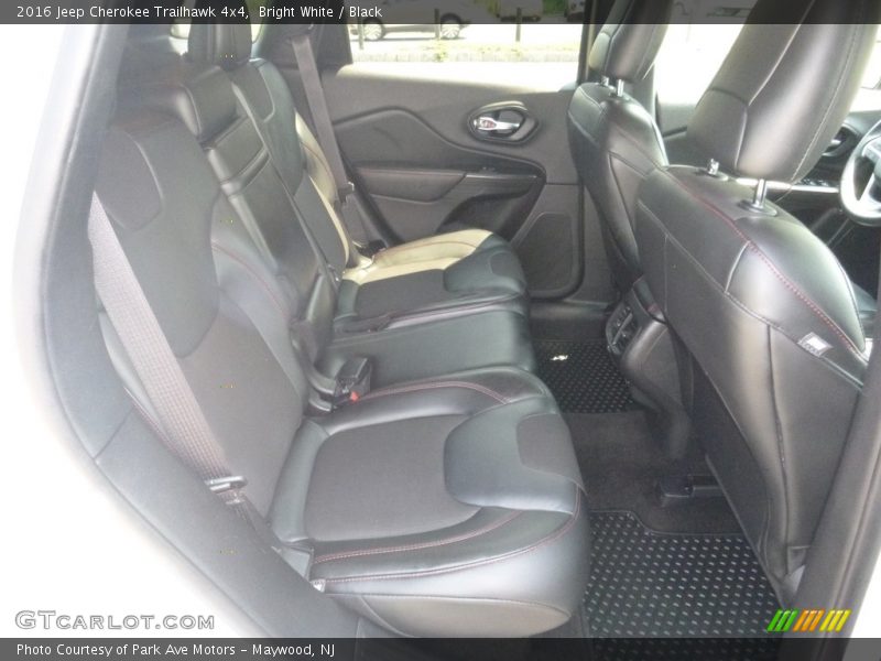 Bright White / Black 2016 Jeep Cherokee Trailhawk 4x4