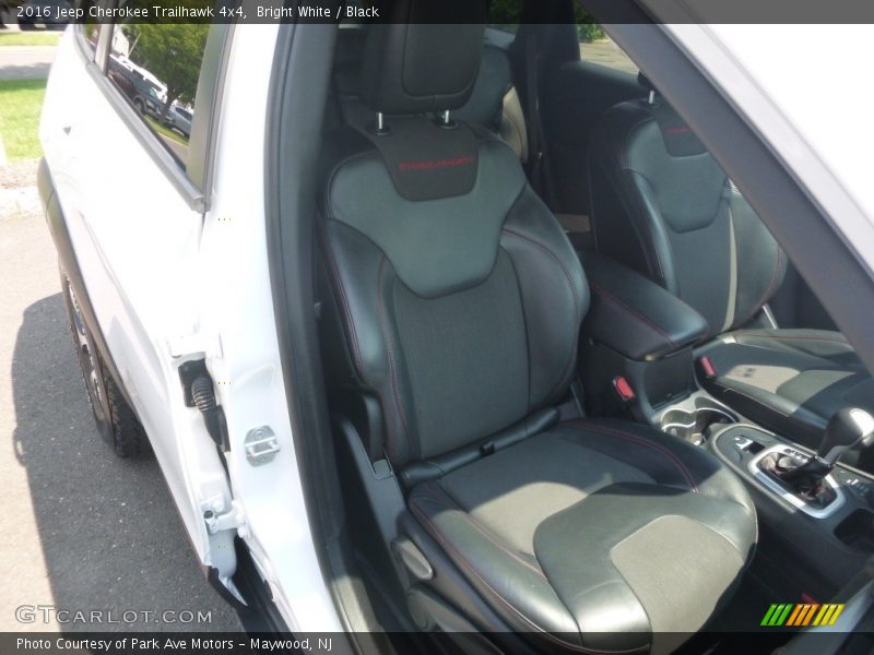 Bright White / Black 2016 Jeep Cherokee Trailhawk 4x4