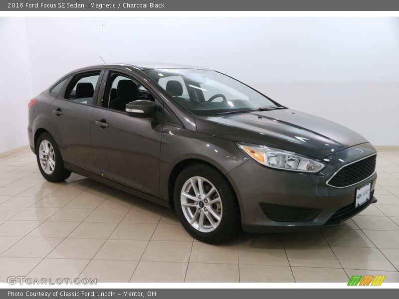 Magnetic / Charcoal Black 2016 Ford Focus SE Sedan