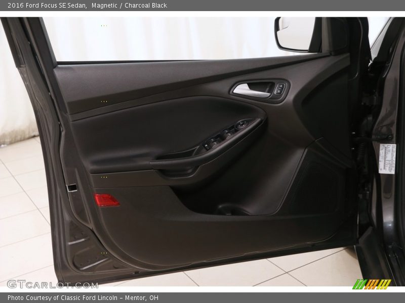 Magnetic / Charcoal Black 2016 Ford Focus SE Sedan