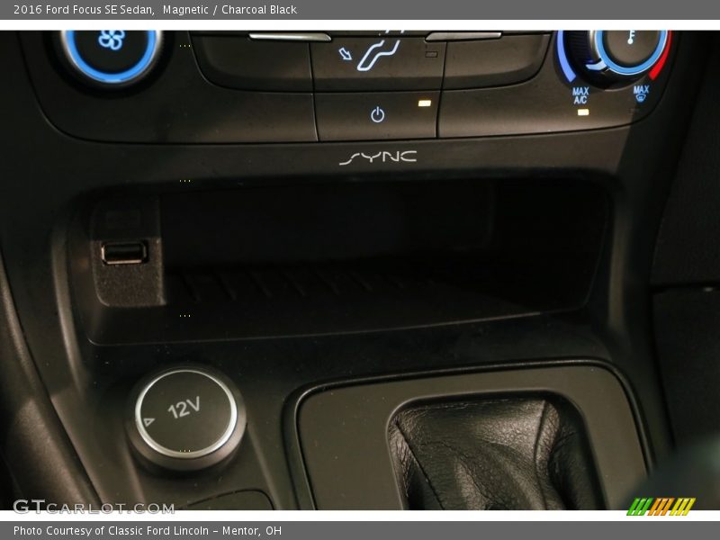 Magnetic / Charcoal Black 2016 Ford Focus SE Sedan