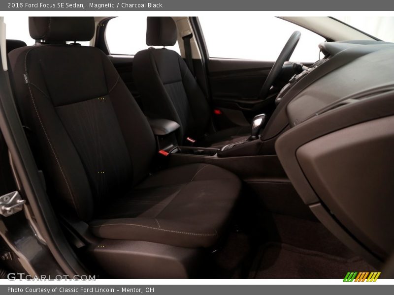 Magnetic / Charcoal Black 2016 Ford Focus SE Sedan