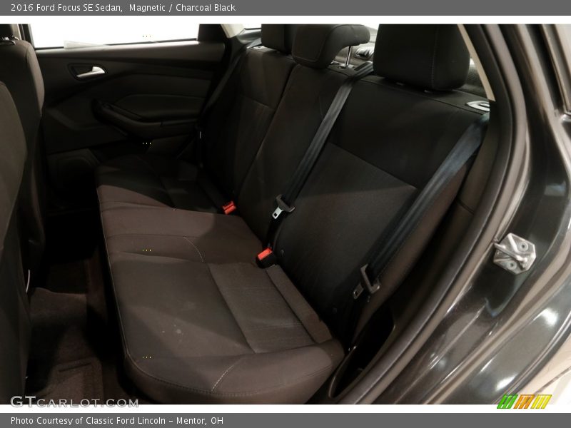 Magnetic / Charcoal Black 2016 Ford Focus SE Sedan