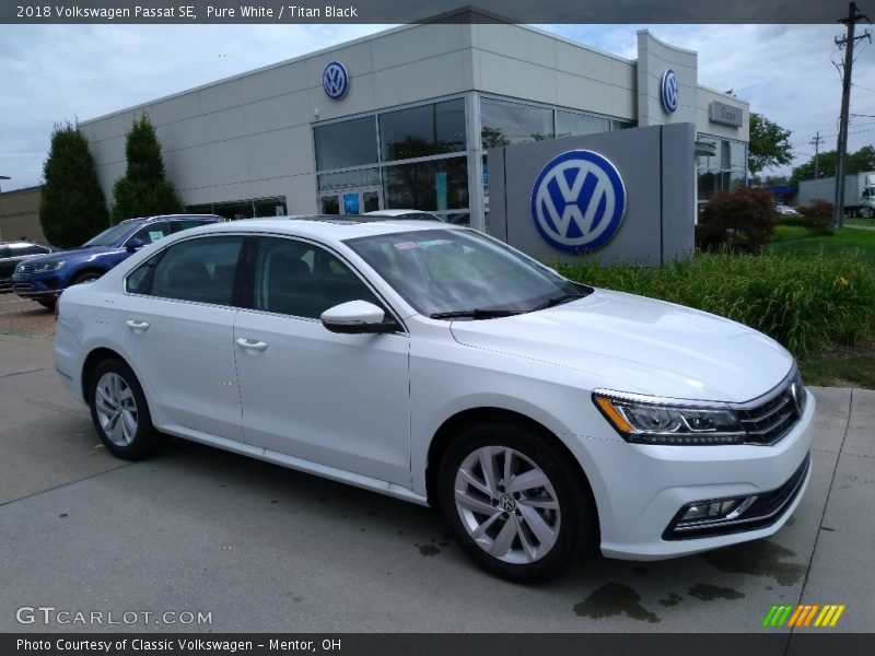 Pure White / Titan Black 2018 Volkswagen Passat SE