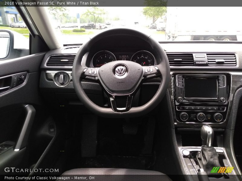 Pure White / Titan Black 2018 Volkswagen Passat SE