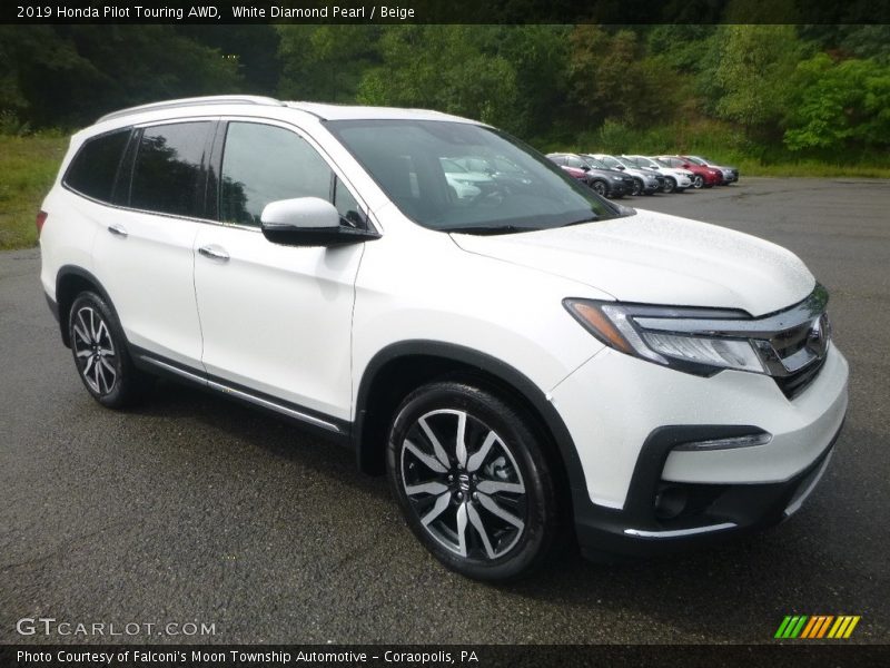 Front 3/4 View of 2019 Pilot Touring AWD