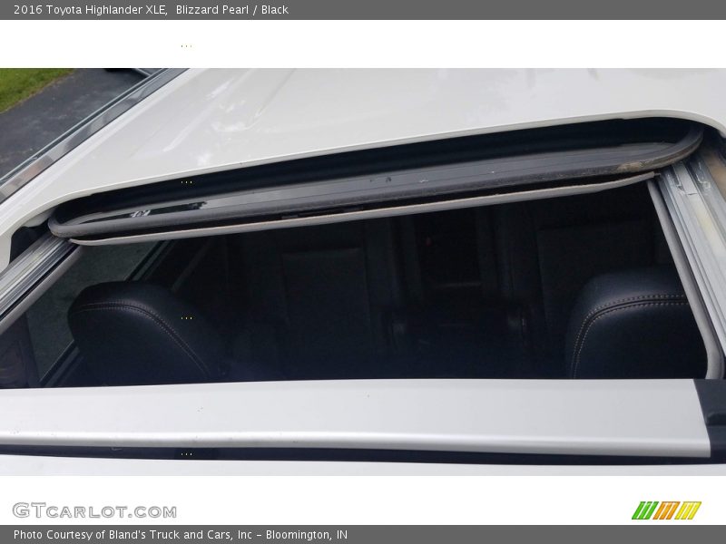 Blizzard Pearl / Black 2016 Toyota Highlander XLE