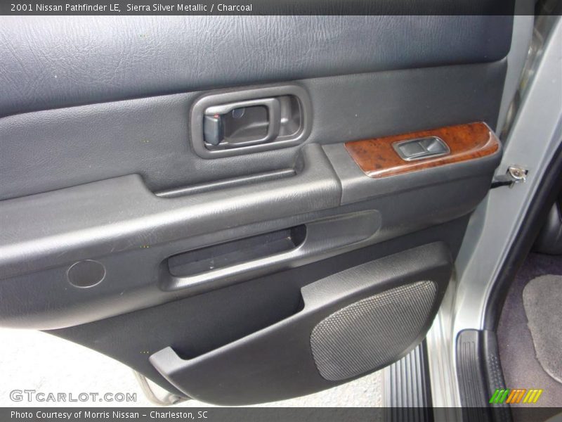 Sierra Silver Metallic / Charcoal 2001 Nissan Pathfinder LE