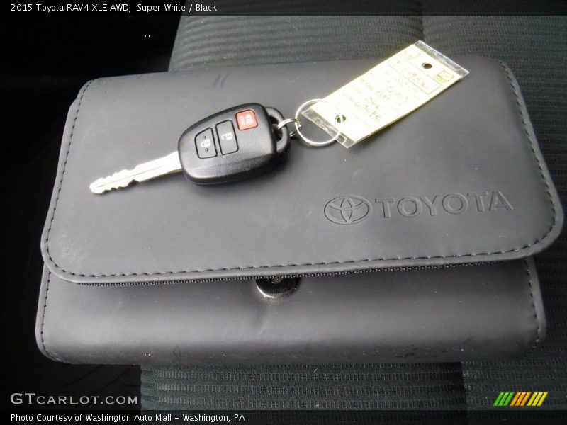 Super White / Black 2015 Toyota RAV4 XLE AWD