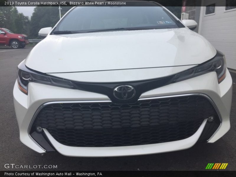 Blizzard White Pearl / Moonstone 2019 Toyota Corolla Hatchback XSE